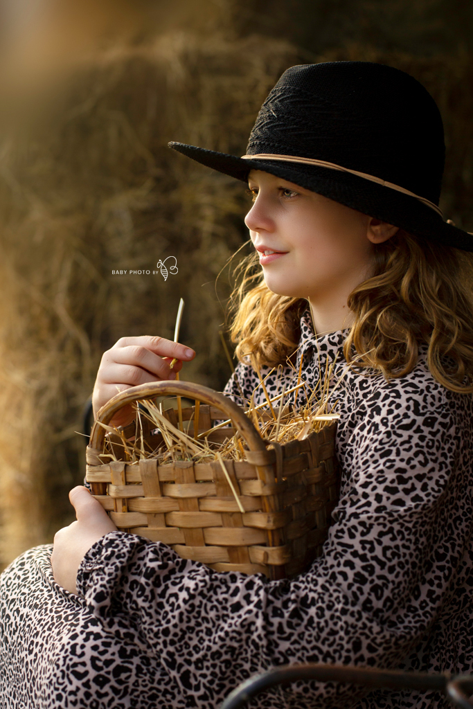 profile photo of girl with a hat outdoor vintage