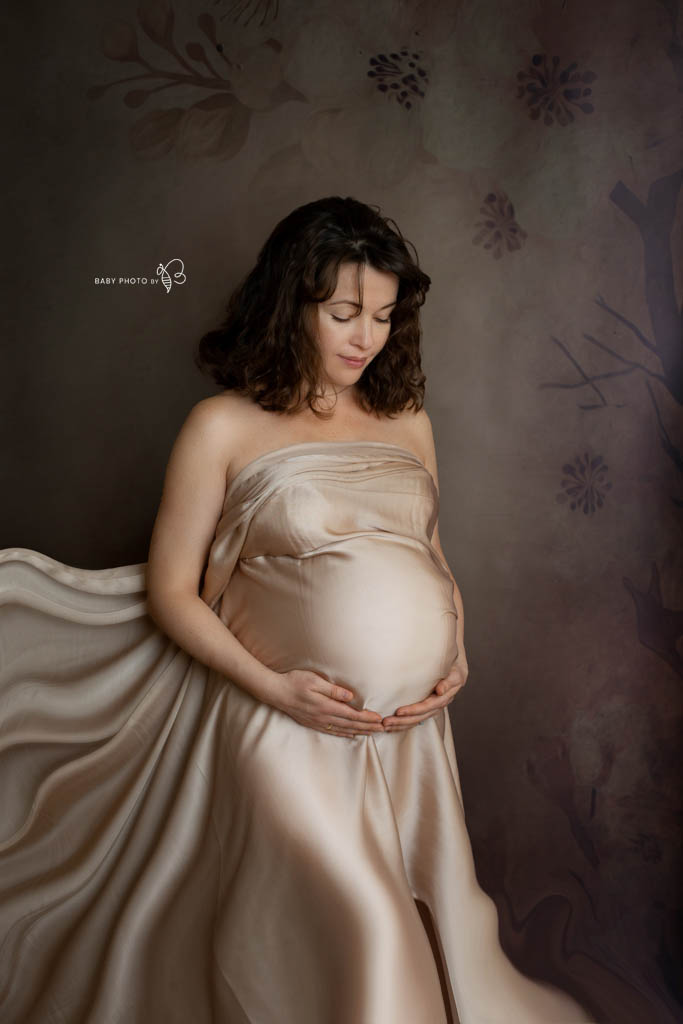 beautiful pregnant lady photo simple fabric