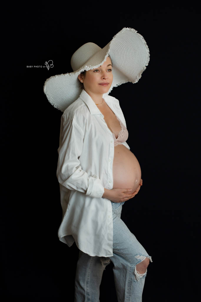 pregnant lady with big hat